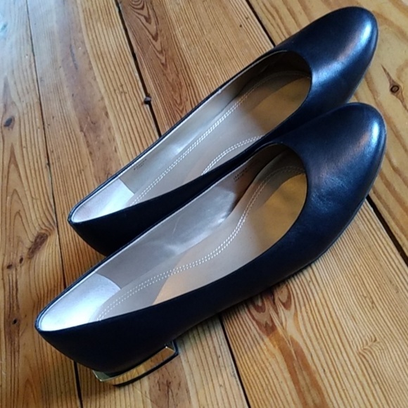 Tahari Ranma ballet flats with gold square heel - Picture 3 of 7